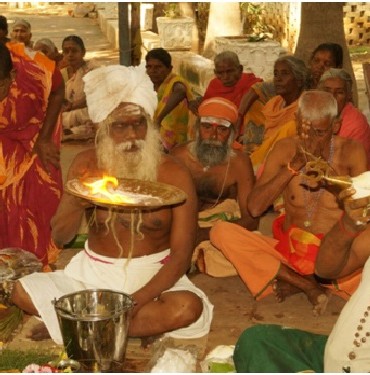 Siddha Rajakumar worships the Samadhi Shrine of Kalahasthi Barathvaj Maharishi (2016)